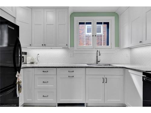 11 Chalmers Street, London, ON - Indoor Photo Showing Kitchen