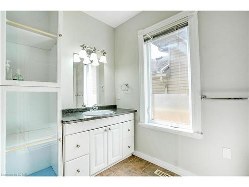 174 Britannia Avenue, London, ON - Indoor Photo Showing Bathroom