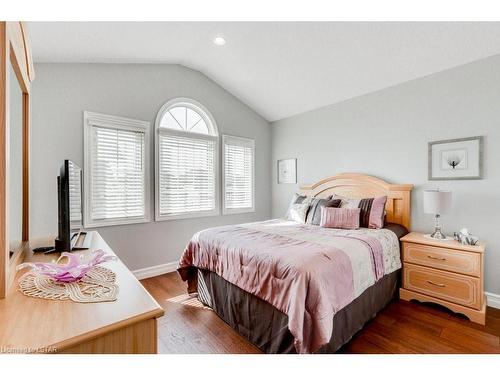 1182 Smither Road, London, ON - Indoor Photo Showing Bedroom