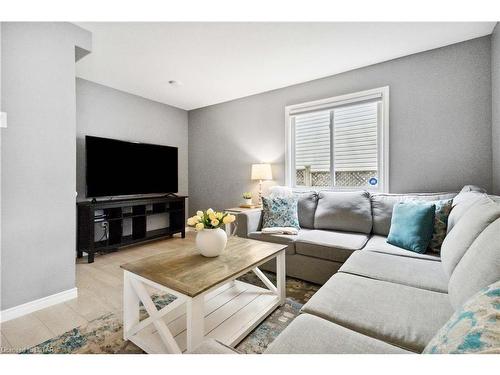 493 Exmouth Circle, London, ON - Indoor Photo Showing Living Room