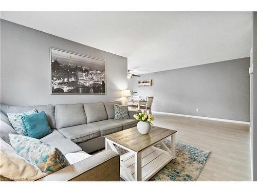 493 Exmouth Circle, London, ON - Indoor Photo Showing Living Room