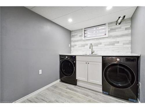 493 Exmouth Circle, London, ON - Indoor Photo Showing Laundry Room
