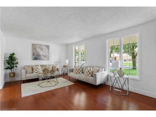 7 Imperial Road, London, ON - Indoor Photo Showing Living Room