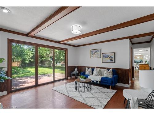 7 Imperial Road, London, ON - Indoor Photo Showing Living Room