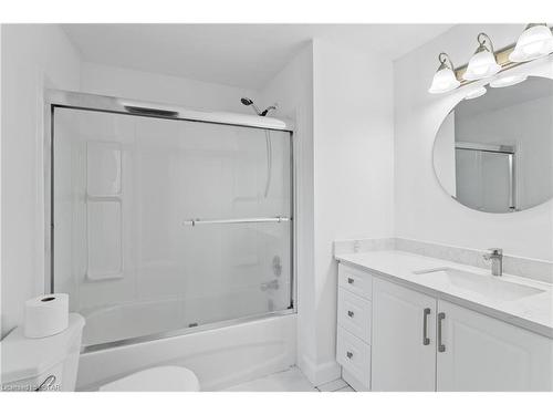 7 Imperial Road, London, ON - Indoor Photo Showing Bathroom