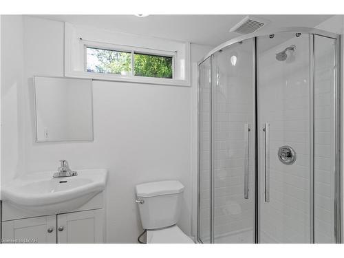 7 Imperial Road, London, ON - Indoor Photo Showing Bathroom