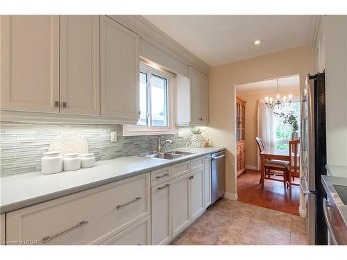 122 Speight Place, London, ON - Indoor Photo Showing Kitchen With Double Sink