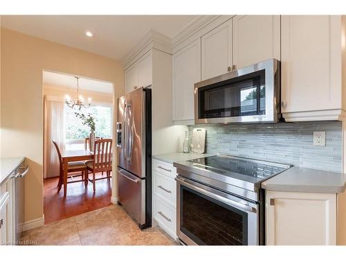 122 Speight Place, London, ON - Indoor Photo Showing Kitchen With Stainless Steel Kitchen With Upgraded Kitchen