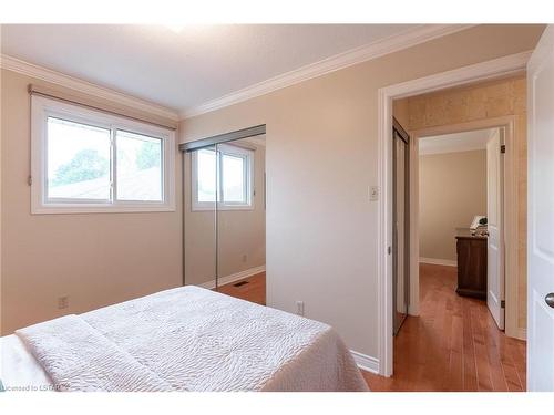 122 Speight Place, London, ON - Indoor Photo Showing Bedroom