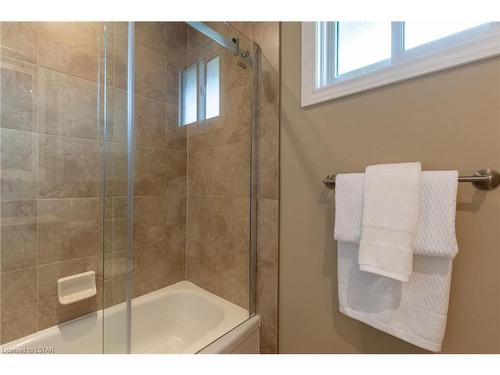 122 Speight Place, London, ON - Indoor Photo Showing Bathroom