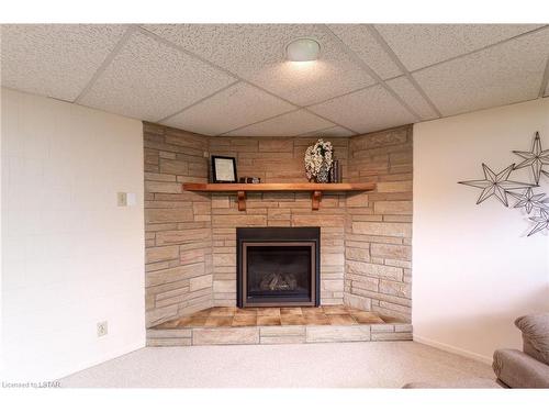 122 Speight Place, London, ON - Indoor Photo Showing Living Room With Fireplace