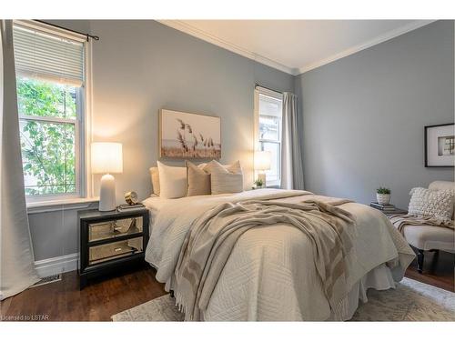 581 Central Avenue, London, ON - Indoor Photo Showing Bedroom