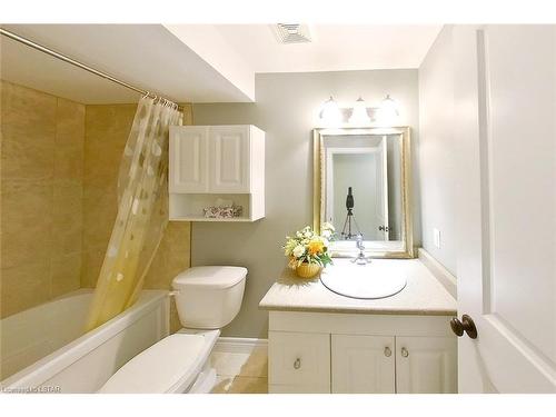839 Teakwood Lane, London, ON - Indoor Photo Showing Bathroom
