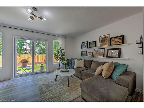 821 Silverfox Crescent, London, ON - Indoor Photo Showing Living Room