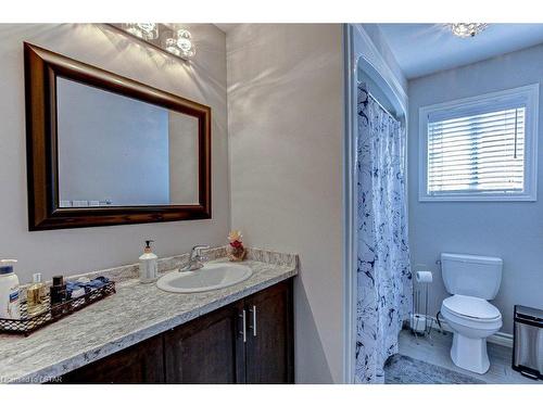 1296 Dyer Crescent, London, ON - Indoor Photo Showing Bathroom