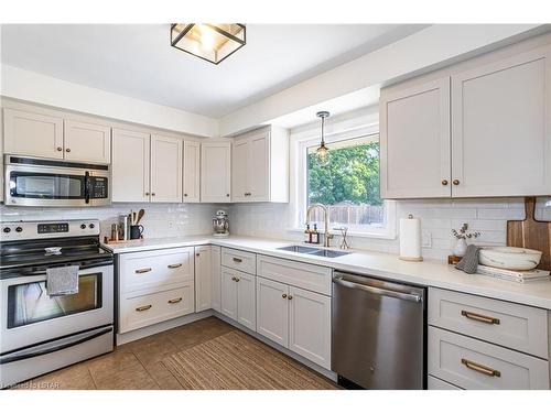 456 Jellicoe Crescent, London, ON - Indoor Photo Showing Kitchen With Double Sink