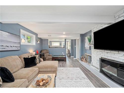 680 Griffith Street, London, ON - Indoor Photo Showing Living Room With Fireplace