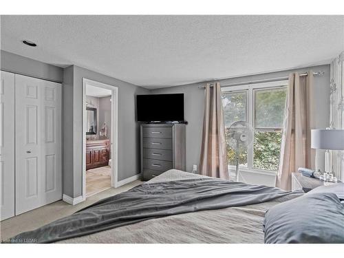 182 Dearborn Avenue, London, ON - Indoor Photo Showing Bedroom