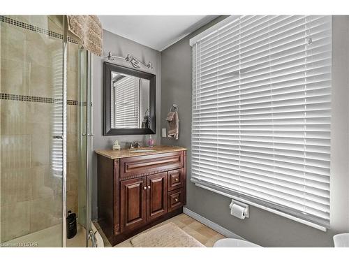 182 Dearborn Avenue, London, ON - Indoor Photo Showing Bathroom