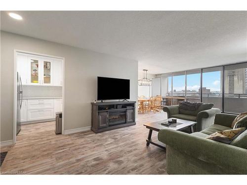 604-389 Dundas Street, London, ON - Indoor Photo Showing Living Room