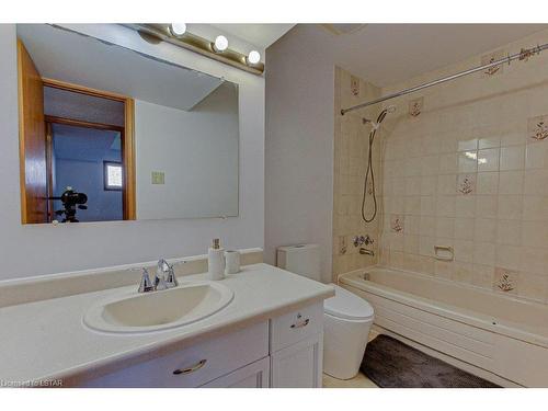 243 Walmer Grove, London, ON - Indoor Photo Showing Bathroom