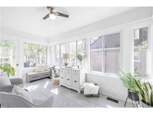 850 Waterloo Street, London, ON - Indoor Photo Showing Living Room