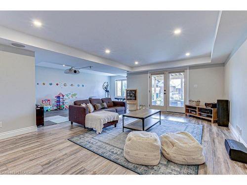 1077 Riverbend Road, London, ON - Indoor Photo Showing Living Room