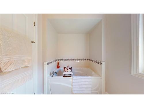8-1144 Coronation Drive, London, ON - Indoor Photo Showing Bathroom