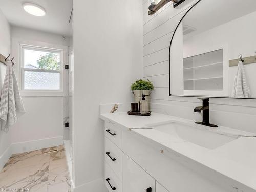 7 Cluney Place, London, ON - Indoor Photo Showing Bathroom