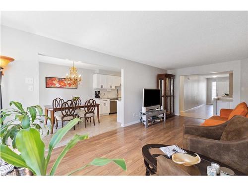 12-601 Grenfell Drive, London, ON - Indoor Photo Showing Living Room