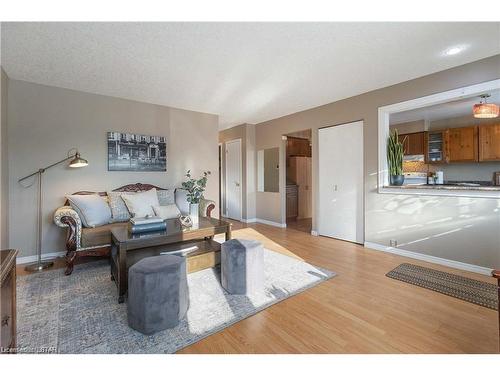 95 Kinburn Crescent, London, ON - Indoor Photo Showing Living Room