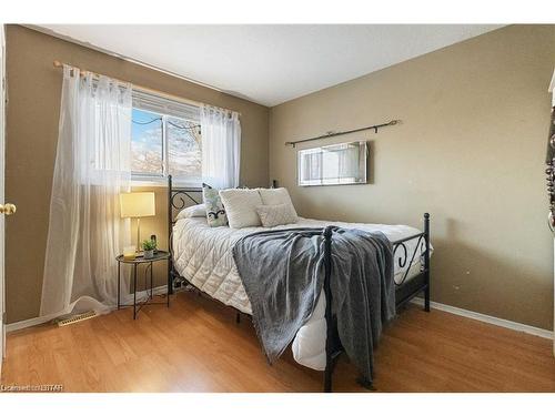 95 Kinburn Crescent, London, ON - Indoor Photo Showing Bedroom