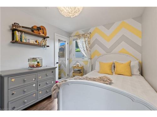 141 Barker Street, London, ON - Indoor Photo Showing Bedroom