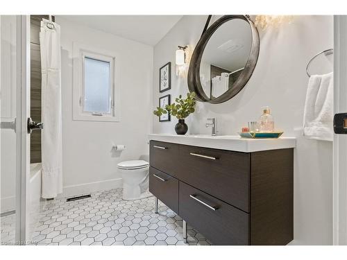 141 Barker Street, London, ON - Indoor Photo Showing Bathroom