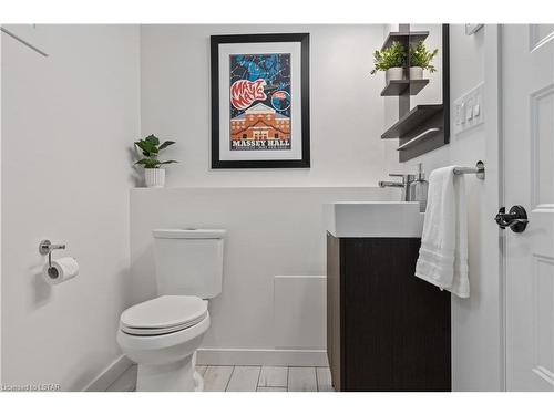 141 Barker Street, London, ON - Indoor Photo Showing Bathroom