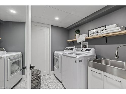 141 Barker Street, London, ON - Indoor Photo Showing Laundry Room