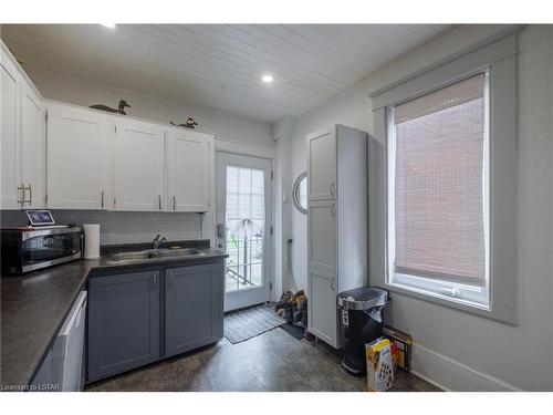 584 Rosedale Street, London, ON - Indoor Photo Showing Kitchen With Double Sink