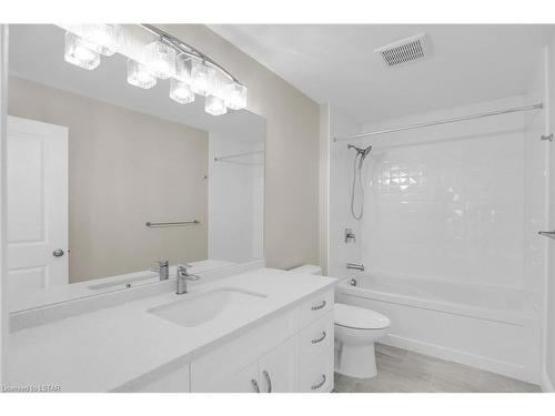 948 Eagletrace Drive, London, ON - Indoor Photo Showing Bathroom