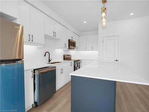 11-3900 Savoy Street, London, ON - Indoor Photo Showing Kitchen With Stainless Steel Kitchen With Upgraded Kitchen