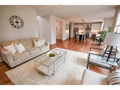 776 Zaifman Circle Circle, London, ON - Indoor Photo Showing Living Room