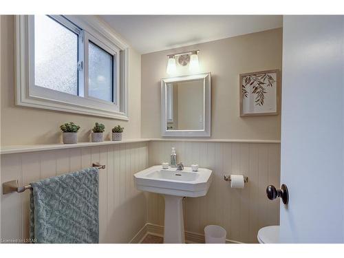 1316 Rideau Lane, London, ON - Indoor Photo Showing Bathroom
