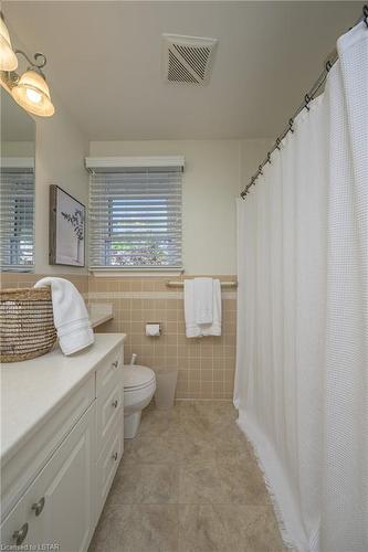 74 Guildford Court, London, ON - Indoor Photo Showing Bathroom
