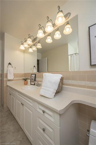 74 Guildford Court, London, ON - Indoor Photo Showing Bathroom