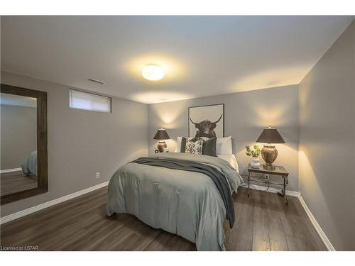 74 Guildford Court, London, ON - Indoor Photo Showing Bedroom