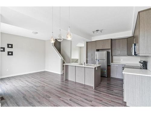 964 West Village Square, London, ON - Indoor Photo Showing Kitchen