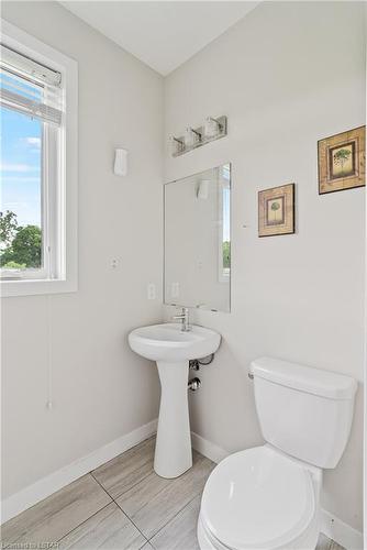 964 West Village Square, London, ON - Indoor Photo Showing Bathroom