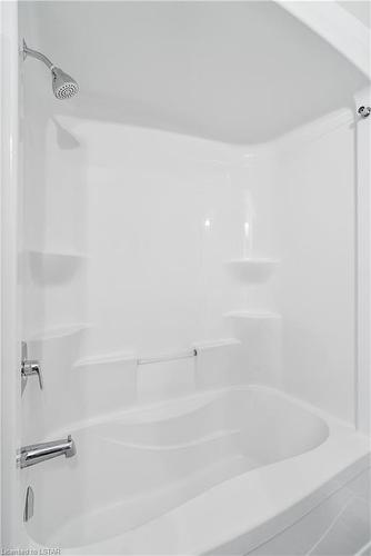 964 West Village Square, London, ON - Indoor Photo Showing Bathroom