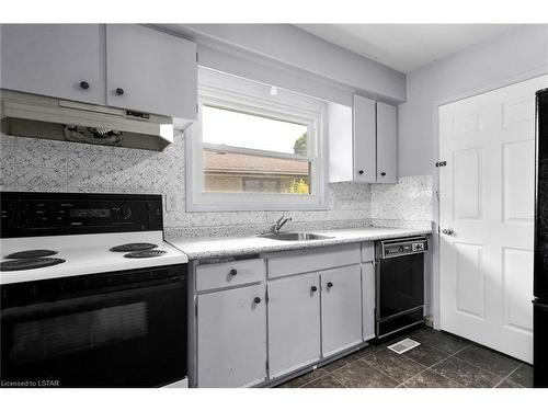 18 Jena Crescent, London, ON - Indoor Photo Showing Kitchen