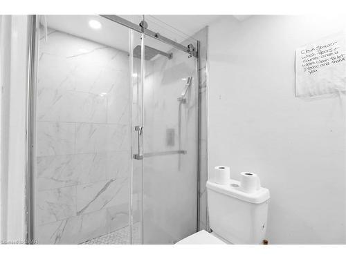 18 Jena Crescent, London, ON - Indoor Photo Showing Bathroom