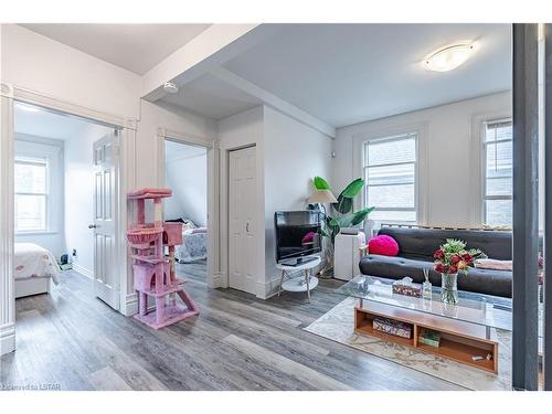 465 Ontario Street, London, ON - Indoor Photo Showing Living Room